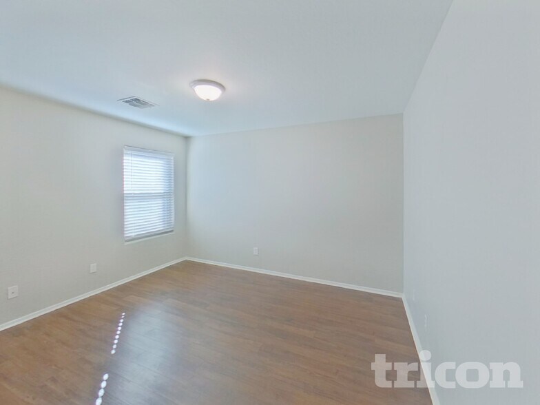 Building Photo - 43738 Elm Dr