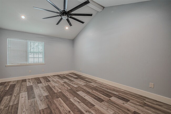 Building Photo - 7700 Creekbend Dr