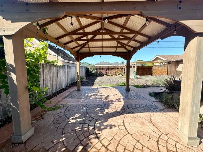 Building Photo - Craftsman Bungalow with Fantastic Fenced Yard