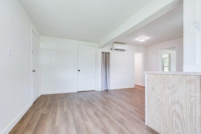 Building Photo - 512 E 18th St