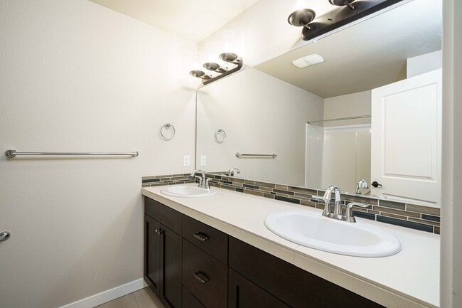 Building Photo - MASTER ON THE MAIN - 3 bedroom 2.5 bath - ...