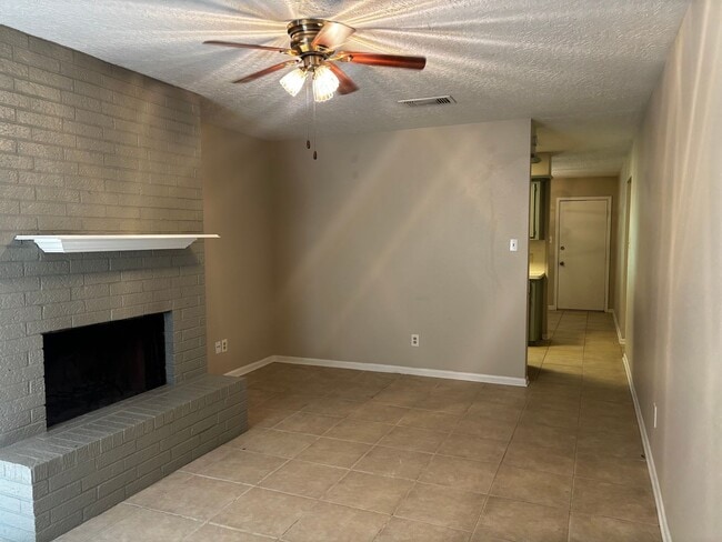 Building Photo - 2 bedroom 2 bath
