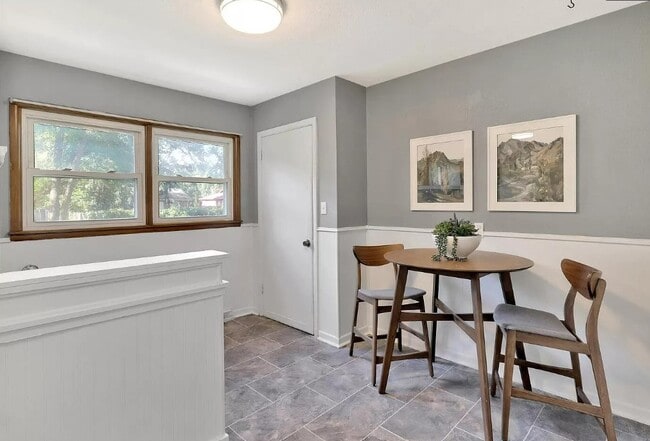 Building Photo - 211 E Meadowlark Rd