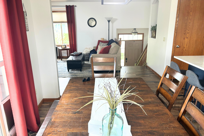 Building Photo - Spacious & Stylish Home in a Prime Location!