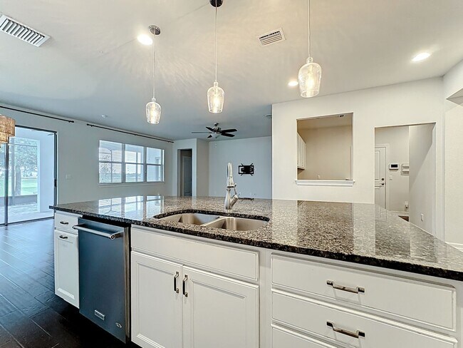Building Photo - Executive Home with 5 bedrooms / four 1/2 ...