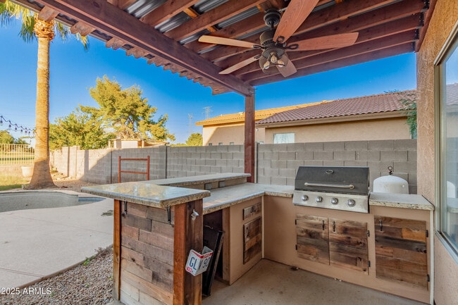 Building Photo - 11010 W Griswold Rd