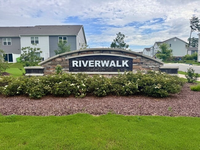Building Photo - Convenient and Spacious Townhome