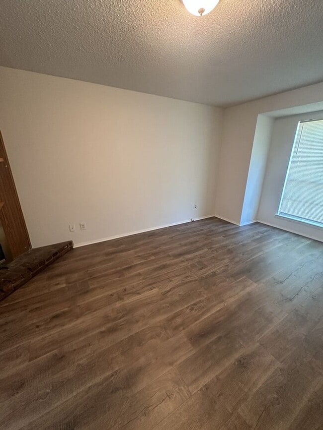 Building Photo - Freshly Renovated - 2 Bedroom | Pet Friendly