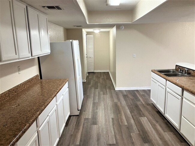 Building Photo - HUGE Dade City 3BR/1BA/1 Car Garage Home w...