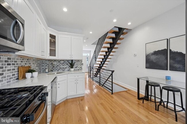 Building Photo - 2220 E Harold St