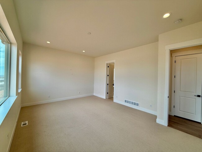 Building Photo - Luxury Living in Kissing Camels – 4 Bed | ...