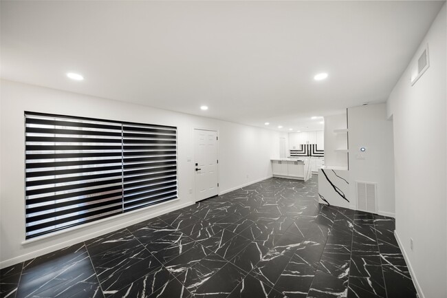 Building Photo - 2101 Fountain View Dr