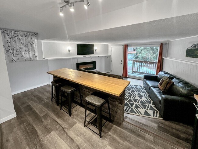 Building Photo - 2 Bedroom, 1 Bath on Peak 8! Updated unit, ground floor, great location!  Heat included!