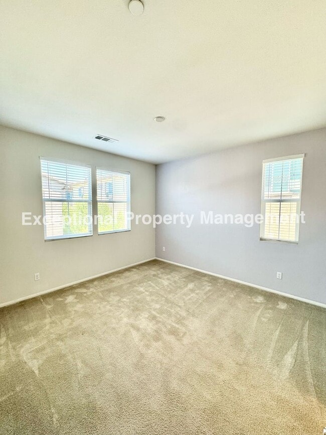 Building Photo - Great 3 bed 3 bath home