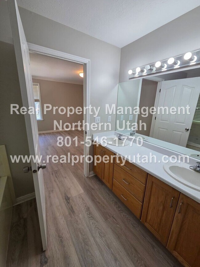 Building Photo - Updated 5 Bedroom 5 Bath Home in Layton Available!