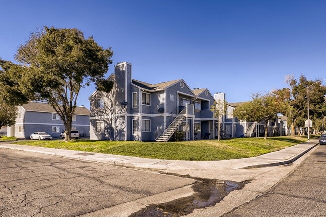 Building Photo - LOVELY 2 bedroom Condo Ready for Immediate Move in!!