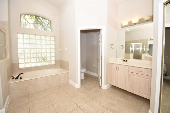 Building Photo - 16 Eastlake Dr