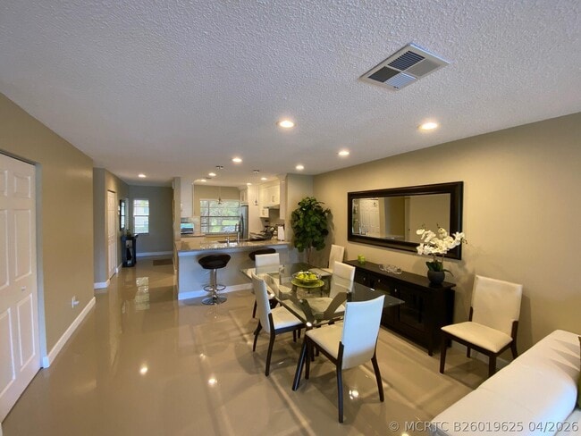 Building Photo - 9285 Vista Del Lago