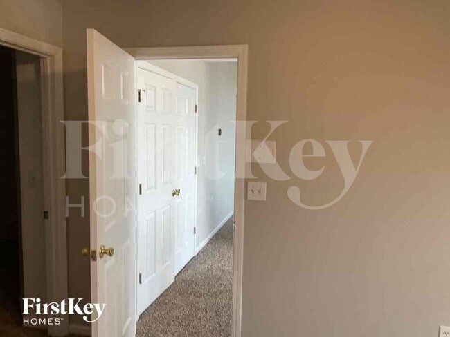 Building Photo - 2631 S Hills