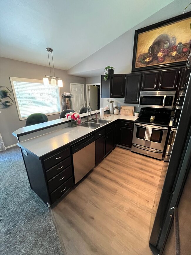 Building Photo - Newly Renovated 3 bed 2 bath home in the h...