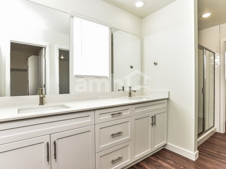 Building Photo - 1142 E Caitlyn St