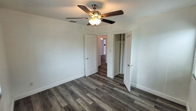 Building Photo - Large 3 Bedroom 2 Bath House!