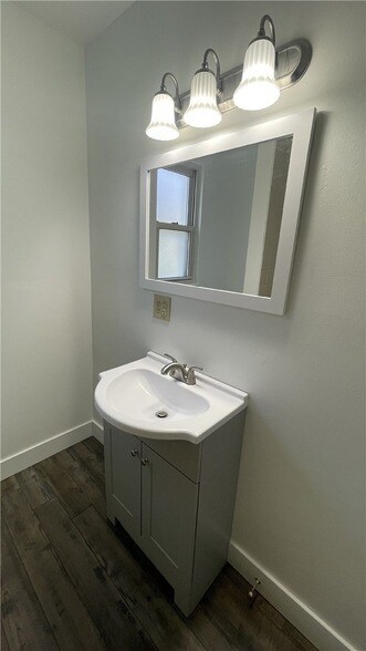 Building Photo - 424 W 7th Ave