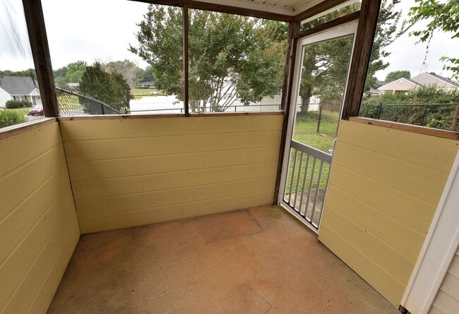 Building Photo - 496 Carnation Ct