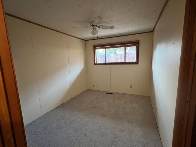 Building Photo - Charming home in a great neighborhood