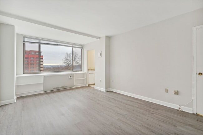 Building Photo - Spacious & Bright Studio at River Place West