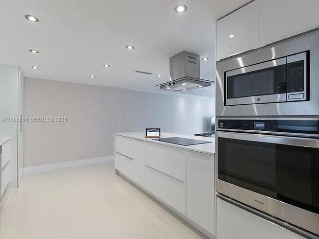 Building Photo - 1800 NE 114th St