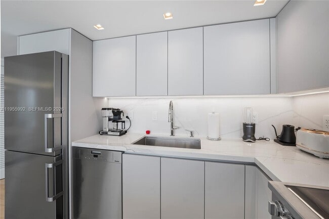 Building Photo - 2401 Collins Ave