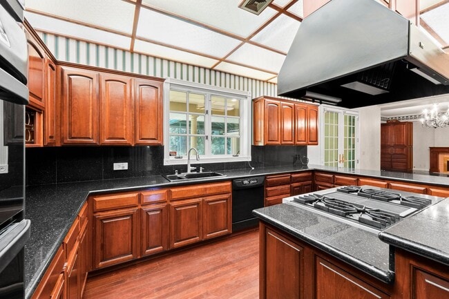 Building Photo - "Experience Luxury Living: Expansive 4-Bedroom Retreat Estate with Scenic Views and Elegant Finis...