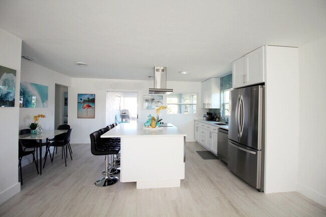 Building Photo - 217 3rd St