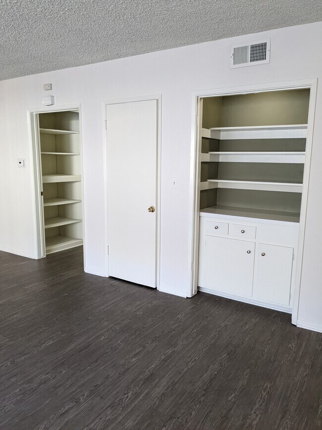 Livingroom dry bar - 1260 Havenhurst Dr