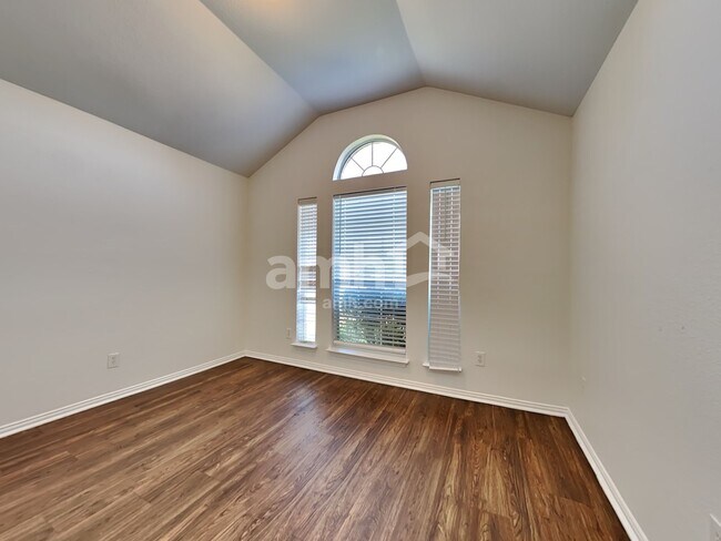 Building Photo - 221 Willow Creek Dr