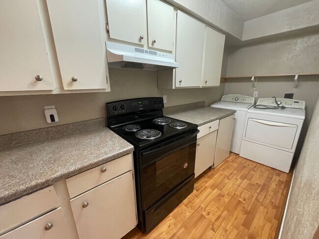 Building Photo - APRIL MOVE IN Spacious 2 Bedroom 2 Bathroom Apartment on Bus Route!