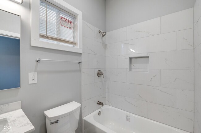 Building Photo - 2224 N Kenwood Ave