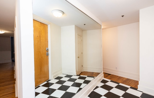 Building Photo - 523 N Bertrand St