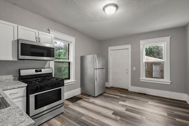 Building Photo - 735 Sylvan Ct
