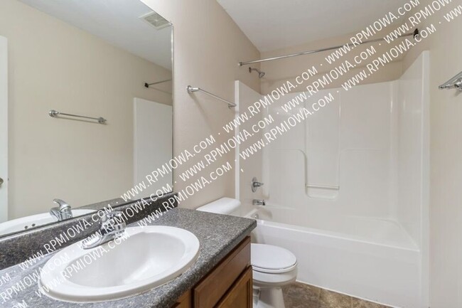 Building Photo - Commuter's Dream!!  3 Bedroom, 2.5 Bathroo...