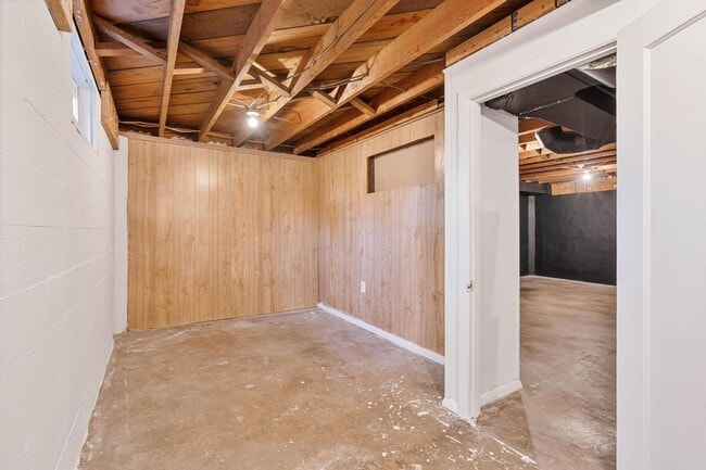 Building Photo - Adorable 2-bdrm/1-bath mid-century modern. Private backyard, sauna, washer/dryer, & more!