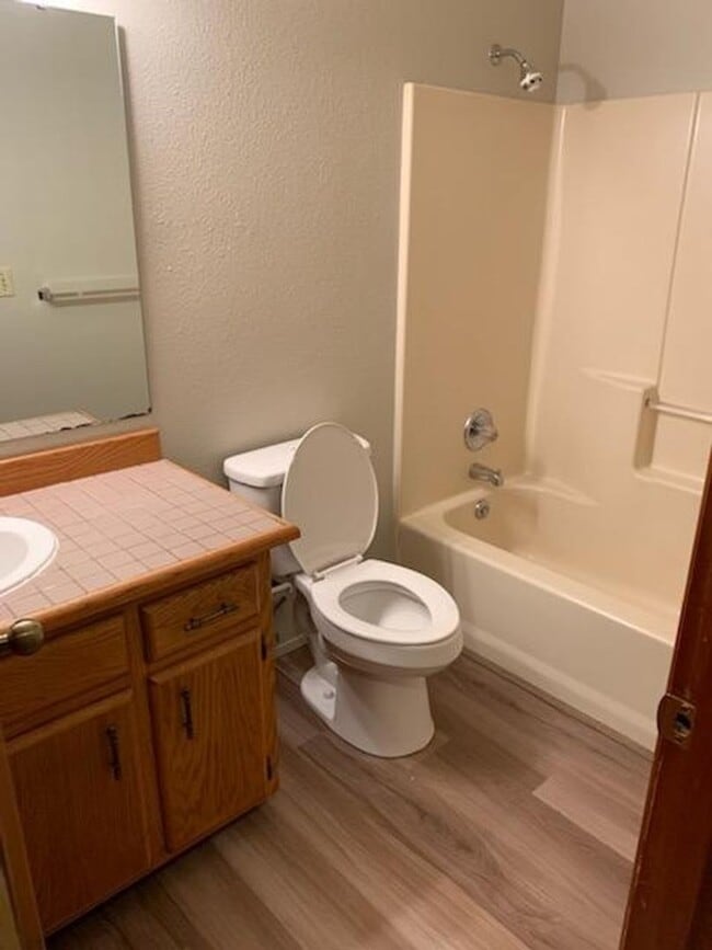 Building Photo - Pre-Leasing for August - 6Bed/3Bath House