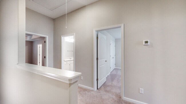 Building Photo - 3 Bedroom 2.5 Bathroom Townhome - The Comm...