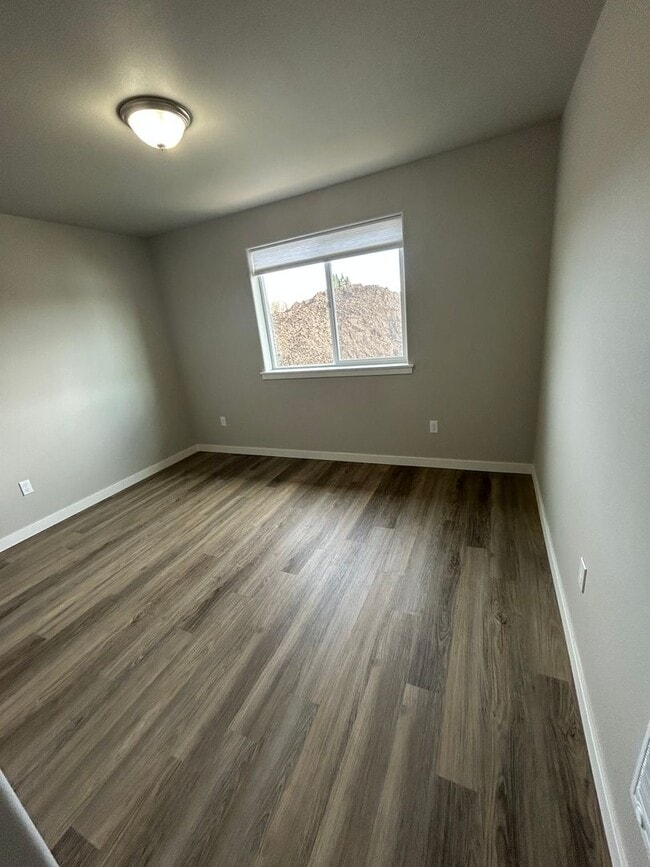 Building Photo - Beautifully Furnished Brand New 5 Bedroom ...