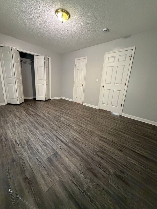 Building Photo - 3332 Pinewood Ave