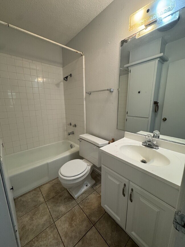 Building Photo - Charming 3-Bedroom Home with Spacious Layo...