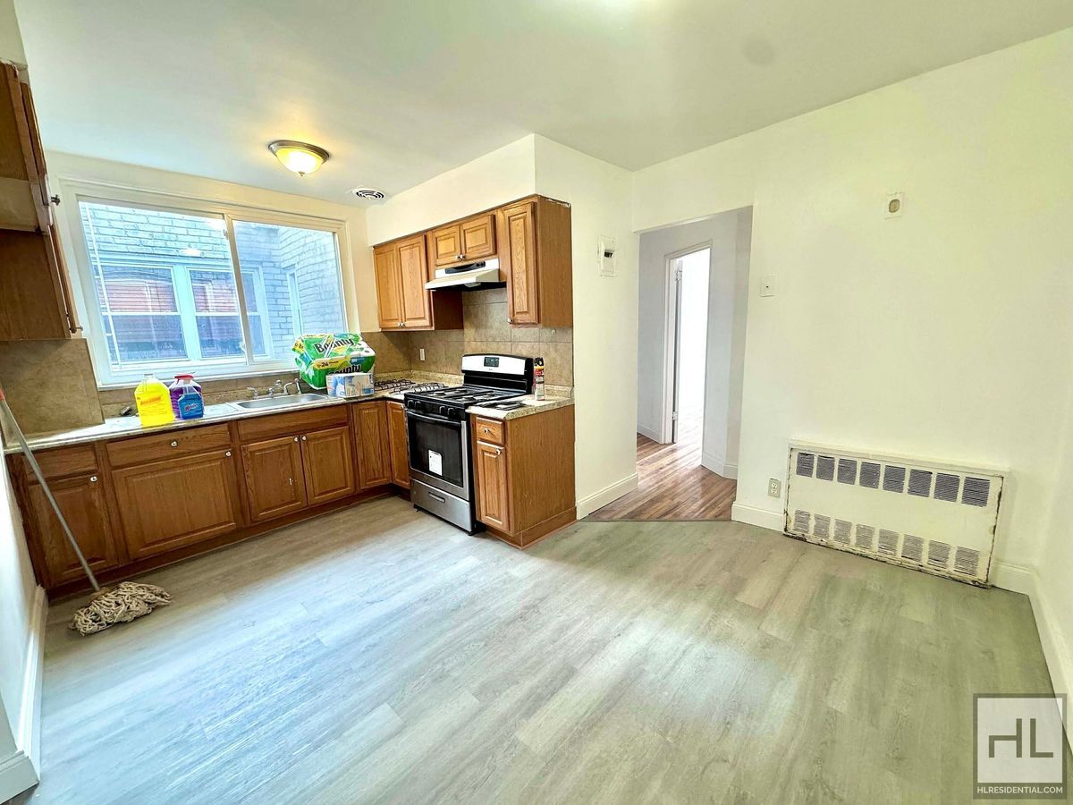 Building Photo - 28 AVENUE