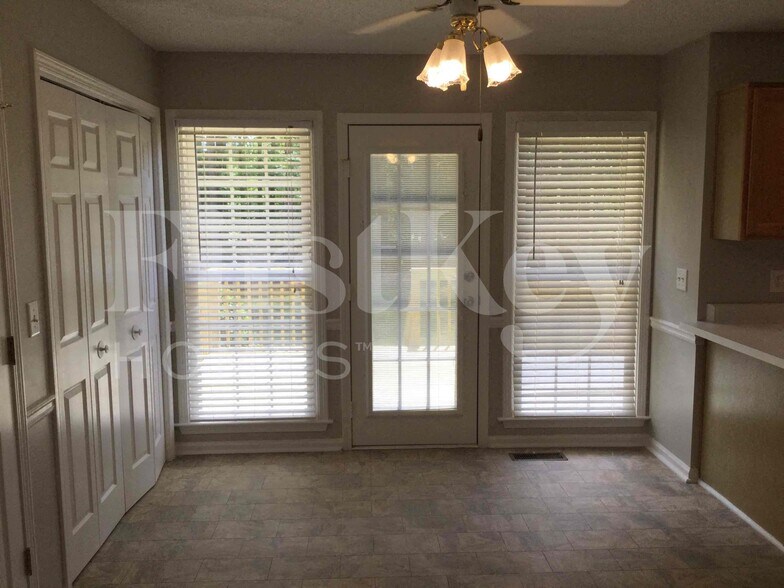 Building Photo - 8130 Stonebrook Dr