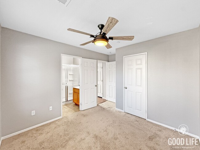 Building Photo - Stylish Eastlake Townhome with Pool Access...